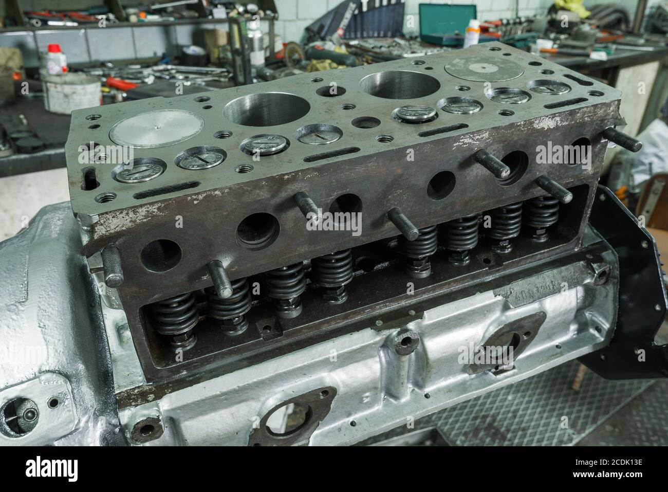 SAINT-PÉTERSBOURG, RUSSIE - 06 AOÛT 2019 : bloc moteur d'une voiture rétro Moskvich-400 (MZMA-400-420) en gros plan Banque D'Images