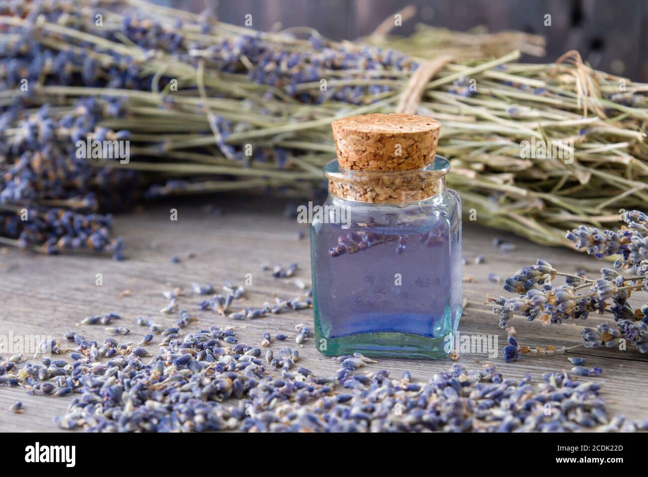 Teinture de fleurs de lavande séchées sur un petit pot en verre Photo Stock  - Alamy