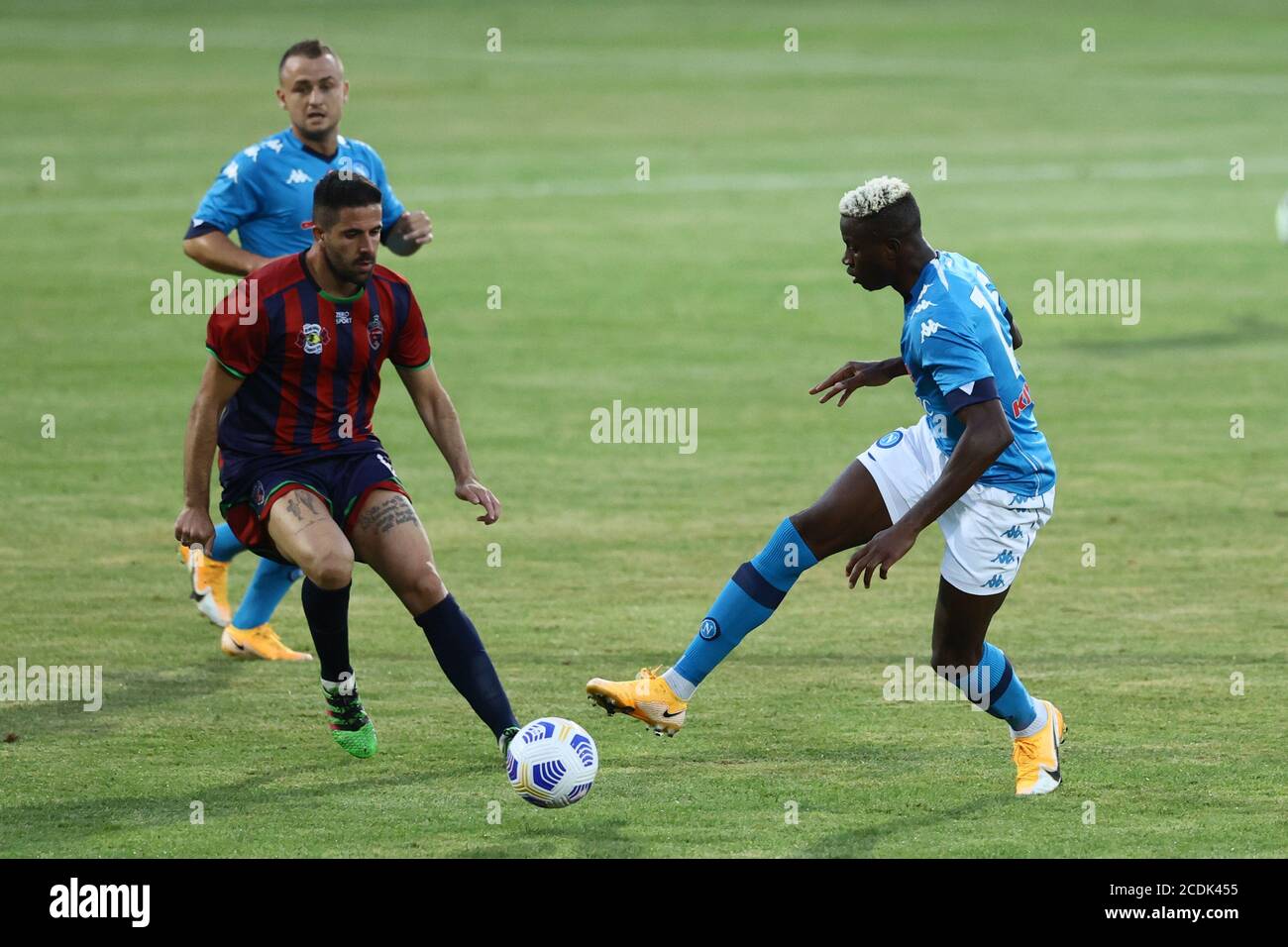 28 août 2020; Stadio Teofilo Patini, Castel di Sangro, Abruzzes, Italie; football d'avant-saison amical, Napoli contre L Aquila Calcio 1927; Victor Osimhen de Naples se brise de son marqueur Banque D'Images