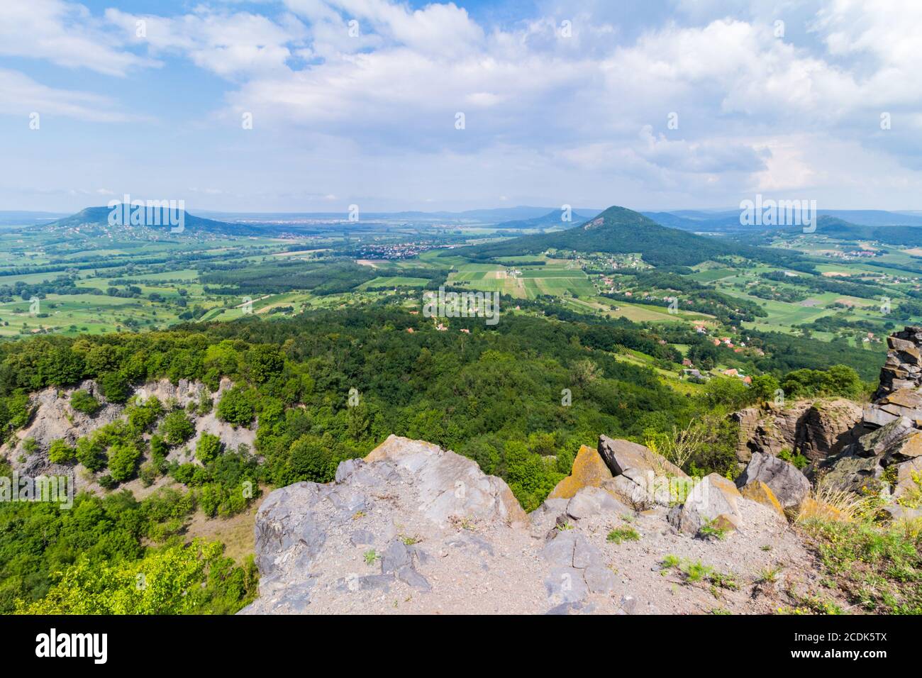 Vue du sommet de Badacsony vers le nord jusqu'aux buttes (montagne Szent Gyorgy et Gulacs) du Balaton-Felvidek, Hongrie Banque D'Images