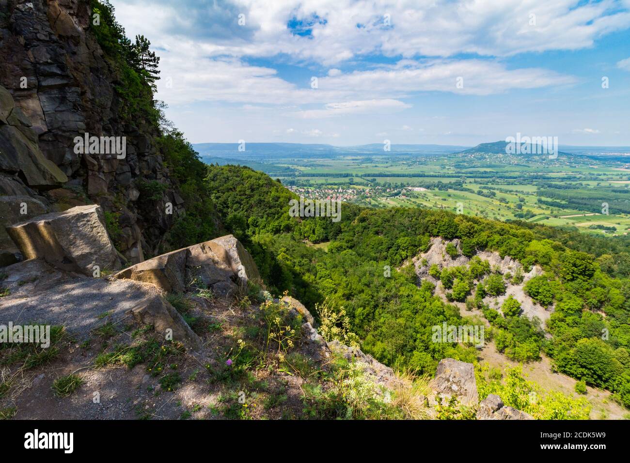 Vue du sommet de Badacsony vers le nord jusqu'aux buttes (montagne Szent Gyorgy) du Balaton-Felvidek, Hongrie Banque D'Images