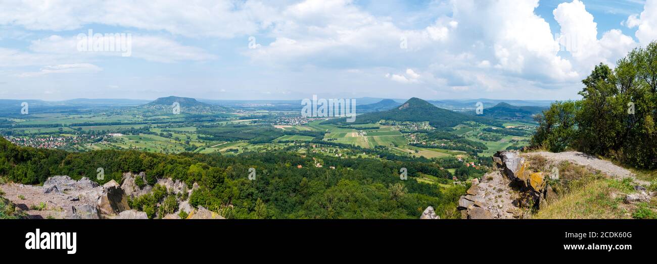 Vue du sommet de Badacsony vers le nord jusqu'aux buttes (montagne Szent Gyorgy et Gulacs) du Balaton-Felvidek, Hongrie Banque D'Images