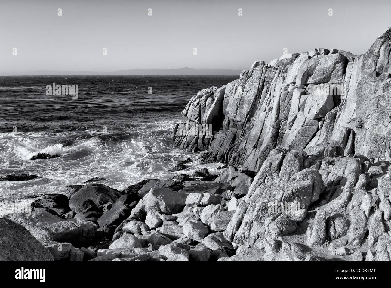 Vagues de l'océan à Lover's point dans Pacific Grove en noir Et blanc Banque D'Images