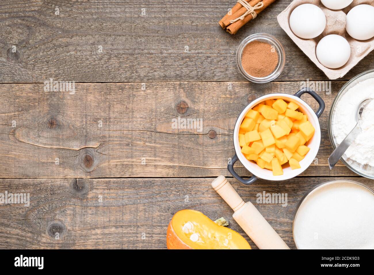 Vue de dessus des ingrédients crus pour la cuisson de la tarte à la citrouille sur fond de bois avec espace de copie. Arrière-plan de la boulangerie Banque D'Images