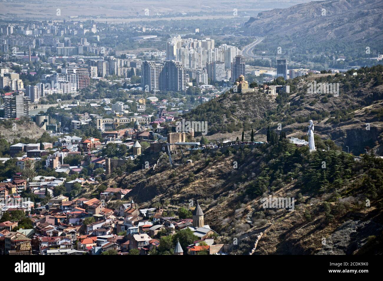 Vue panoramique de Tbilissi depuis le mont Mtatsminda : colline Sololaki, monument Kartlis Deda, forteresse Narikala et église Saint-Nicolas. République de Géorgie. Banque D'Images