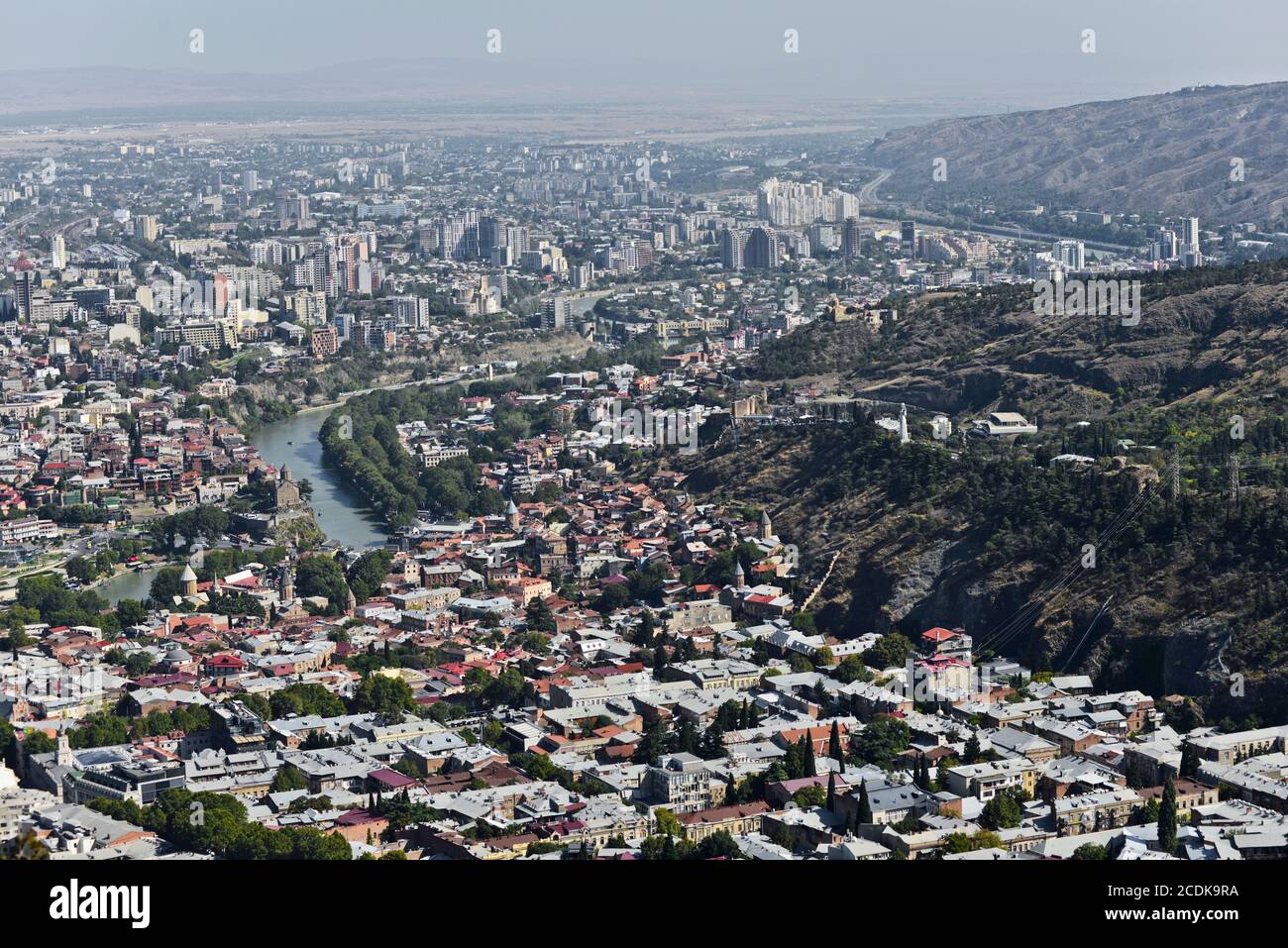 Vue panoramique de Tbilissi depuis le mont Mtatsminda : colline de Sololaki, monument de Kartlis Deda, forteresse de Narikala et rivière Kura. République de Géorgie. Banque D'Images