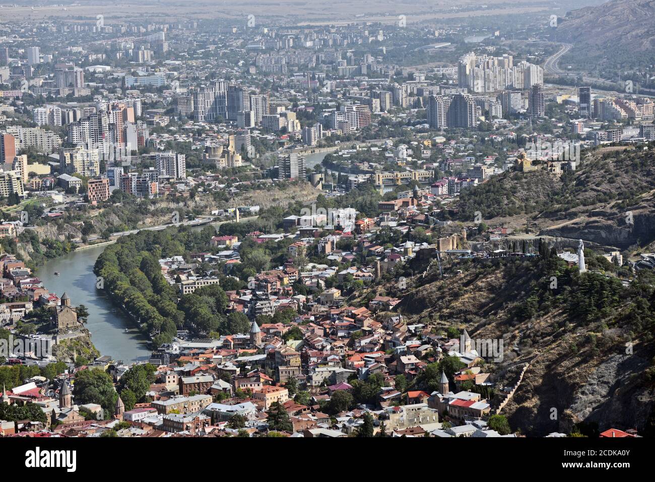 Vue panoramique de Tbilissi depuis le mont Mtatsminda : colline de Sololaki, monument de Kartlis Deda, forteresse de Narikala et rivière Kura. République de Géorgie. Banque D'Images