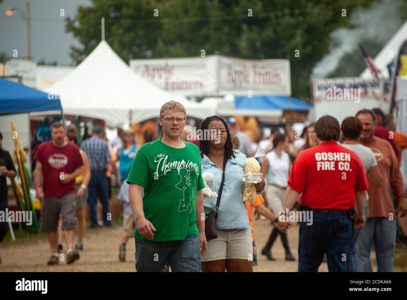 Un couple sur la foire de pays à la fête du travail Banque D'Images