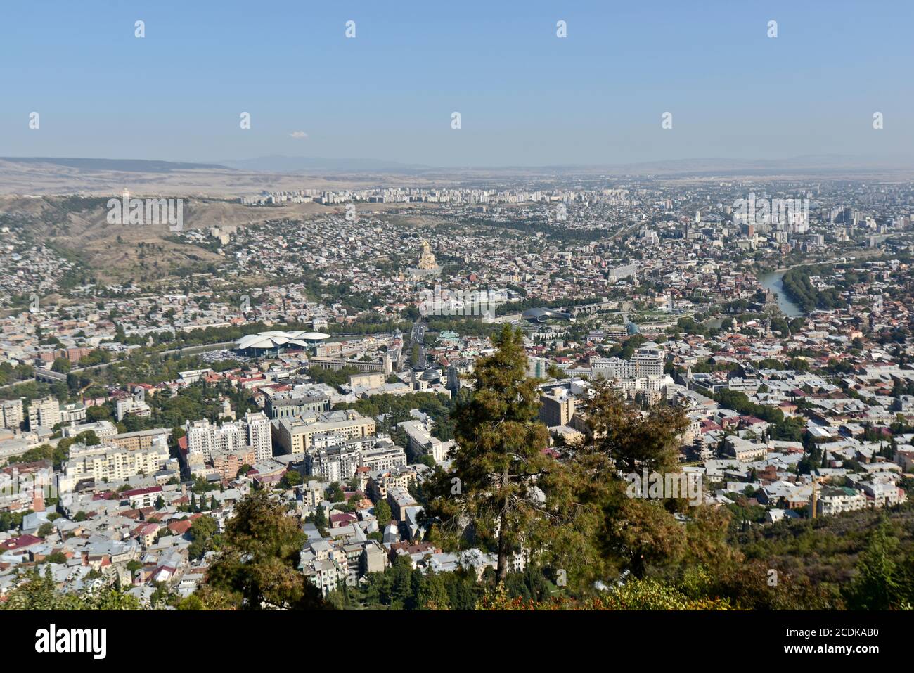 Vue panoramique de Tbilissi depuis le mont Mtatsminda : la cathédrale Sainte-Trinité de Tbilissi, la rivière Kura, le pont de la paix. République de Géorgie Banque D'Images