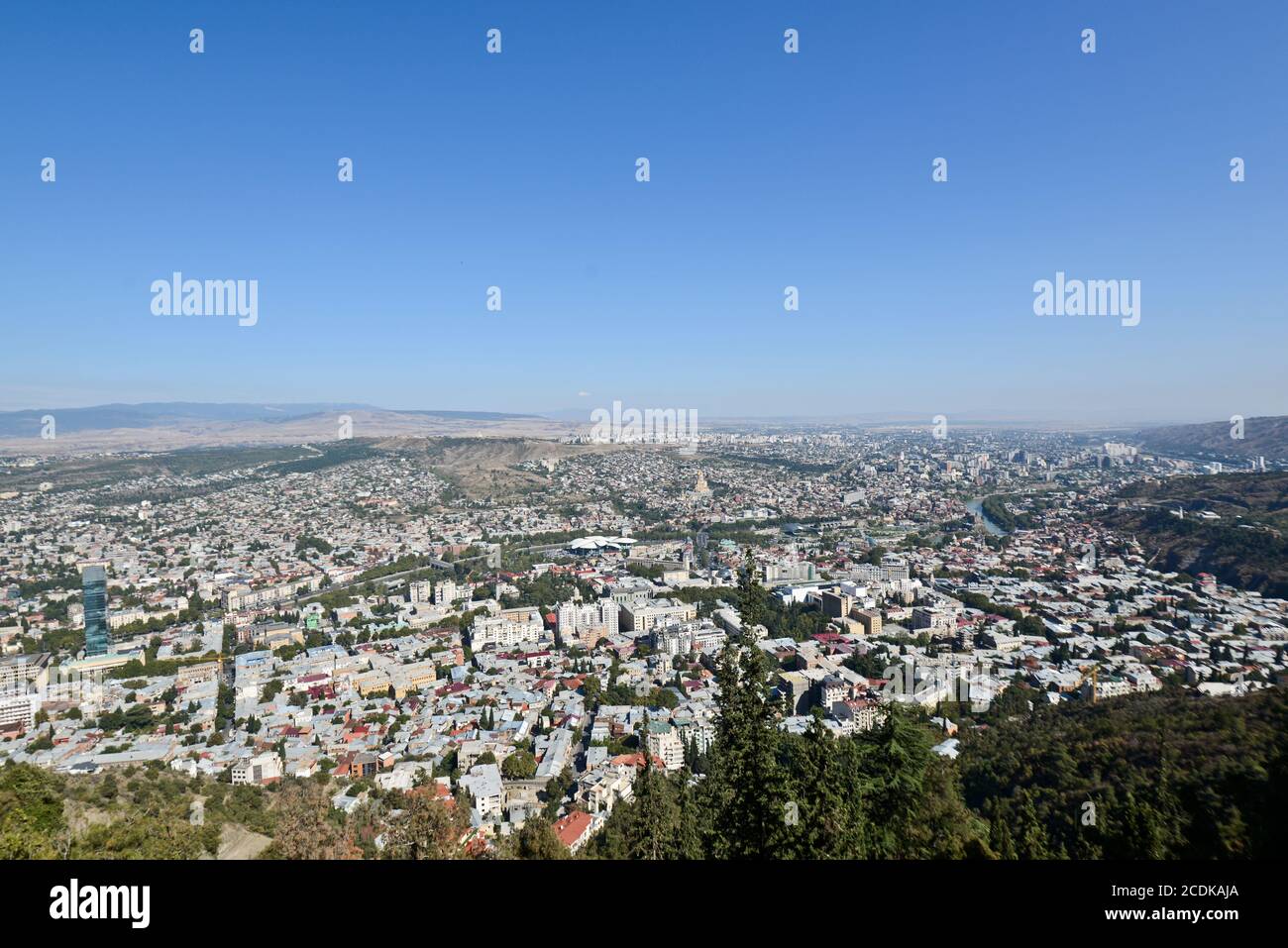 Vue panoramique de Tbilissi depuis le mont Mtatsminda : la cathédrale Sainte-Trinité de Tbilissi, la rivière Kura, le pont de la paix. République de Géorgie Banque D'Images