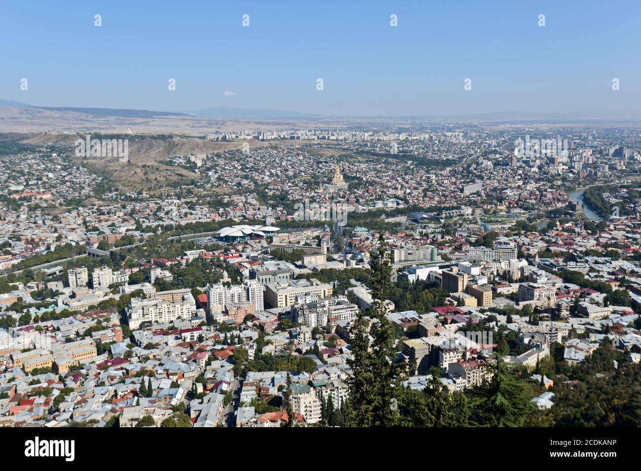 Vue panoramique de Tbilissi depuis le mont Mtatsminda : la cathédrale Sainte-Trinité de Tbilissi, la rivière Kura, le pont de la paix. République de Géorgie Banque D'Images