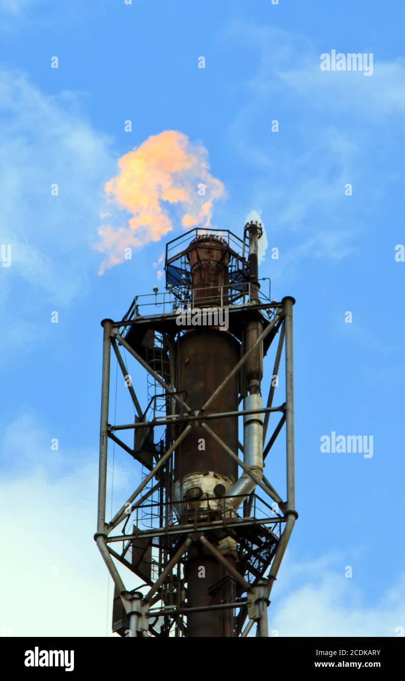 Feu de torche à gaz de raffinerie Banque D'Images