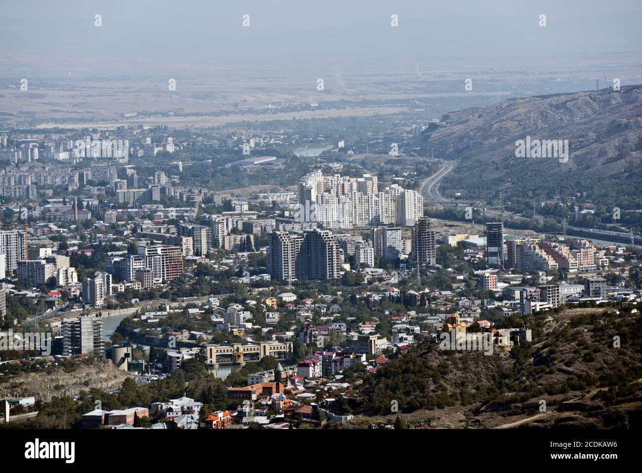 Vue panoramique de Tbilissi depuis le mont Mtatsminda : colline Sololaki, rivière Kura, périphérie et banlieue. République de Géorgie. Banque D'Images