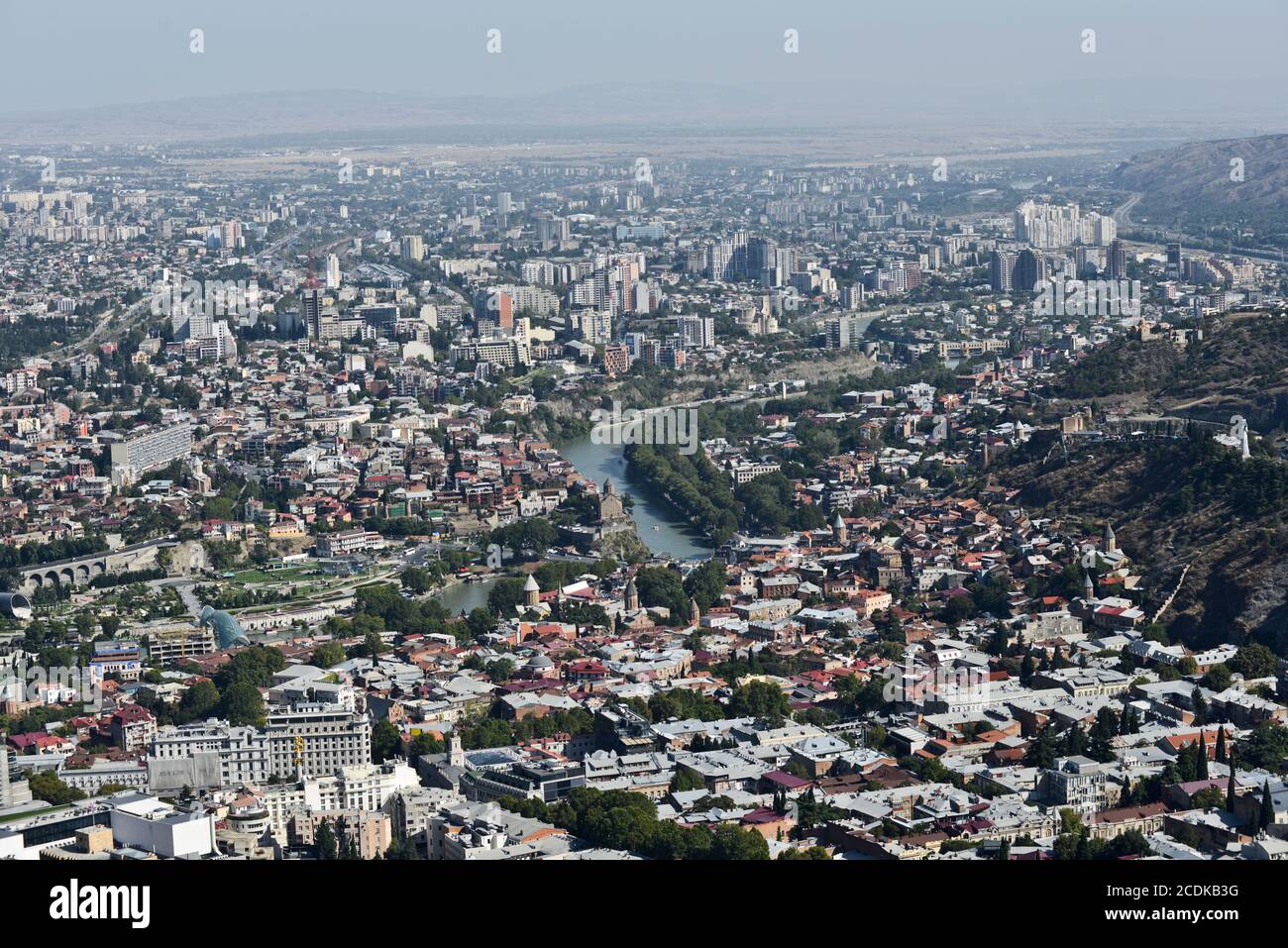 Vue panoramique de Tbilissi depuis le mont Mtatsminda : colline Sololaki, monument Kartlis Deda, place de la liberté et rivière Kura. République de Géorgie. Banque D'Images