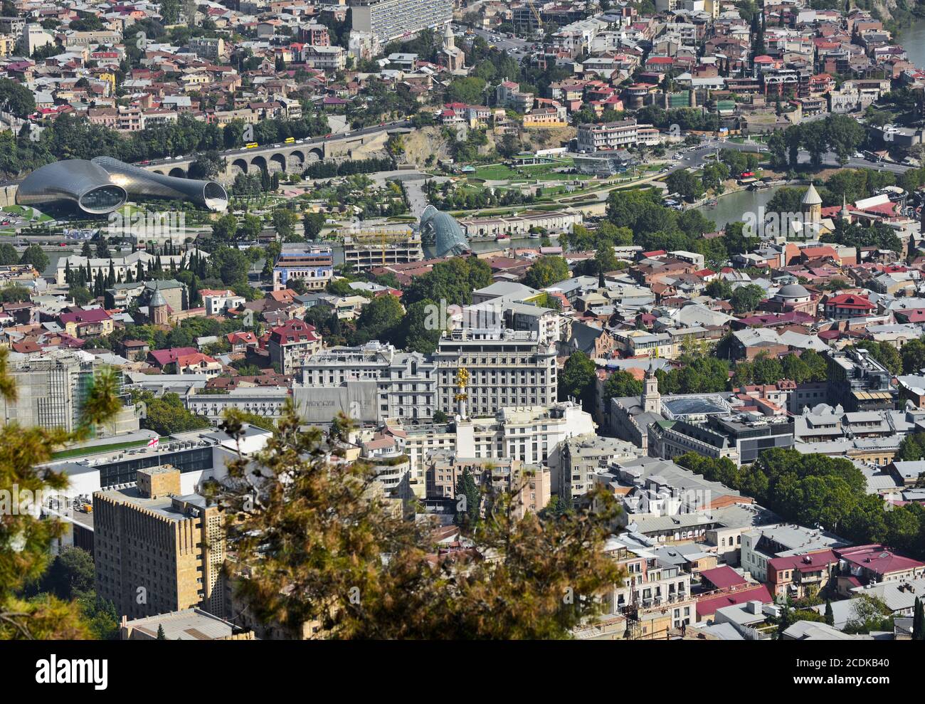 Vue panoramique de Tbilissi depuis le mont Mtatsminda : place de la liberté, pont de la paix, rivière Kura et théâtre musical. République de Géorgie Banque D'Images