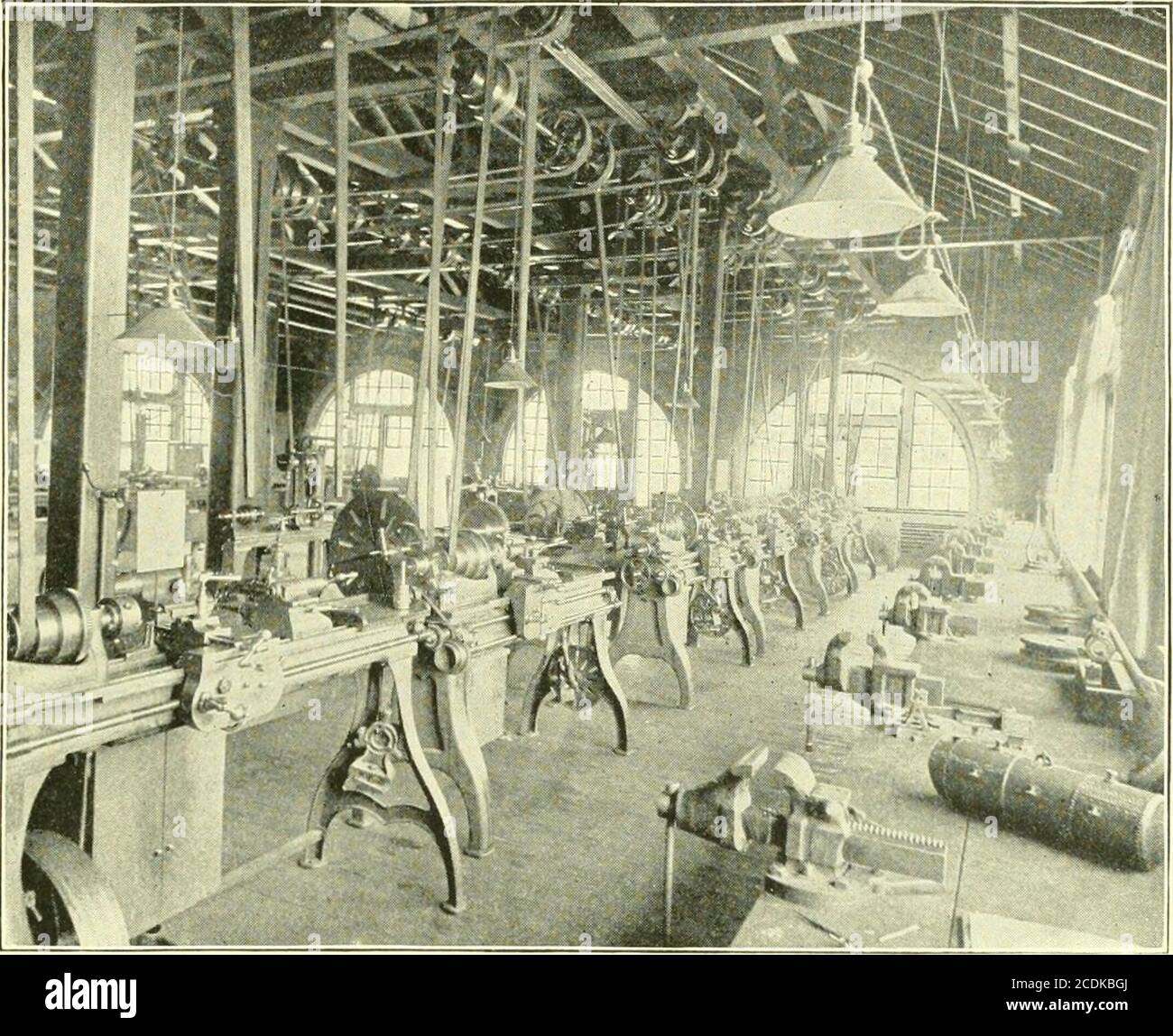 . La Cambridge de dix-huit cent quatre-vingt-dix-six . est occupation. Je souhaite que les arts de l'industrie soient enseignés dans cette école. Je souhaite que l'école soit particulièrement pour les talents moyens de boysse, qui peut en lui apprendre comment leurs mains et leurs bras peuvent canarer de la nourriture, des vêtements et un abri pour eux-mêmes; comment, après une bile, ils peuvent soutenir une famille et une maison; et comment le prix de ces articles est une industrie fidèle, pas de mauvaises habitudes, et une économie sage, — quel prix, en fait, n'est pas cher. Je souhaite également qu'ils s'habituent à être sous autorité, et qu'ils soient maintenant et instruits dans les lois qui Banque D'Images