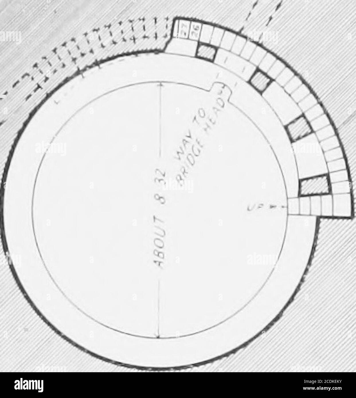 . Le palais de Minos : un compte-rendu comparatif des étapes successives de la civilisation crétoise ancienne comme illustré par les découvertes à Knossos . ke le cours de l'escalier lui-même doit,pour la stabilité de toute la voûte ont été arqués. Ces voûtes auraient admis l'air et aussi la lumière quand la voûte était illuminée. L'escalier doit avoir été approché et entré par un passage ou un tunnel court comme la porte d'un tombeau. En raison de la nature traîtreuse de la roche et de la grande profondeur du plancher de l'hypogaéum, son exploration a été la tâche la plus difficile i Banque D'Images