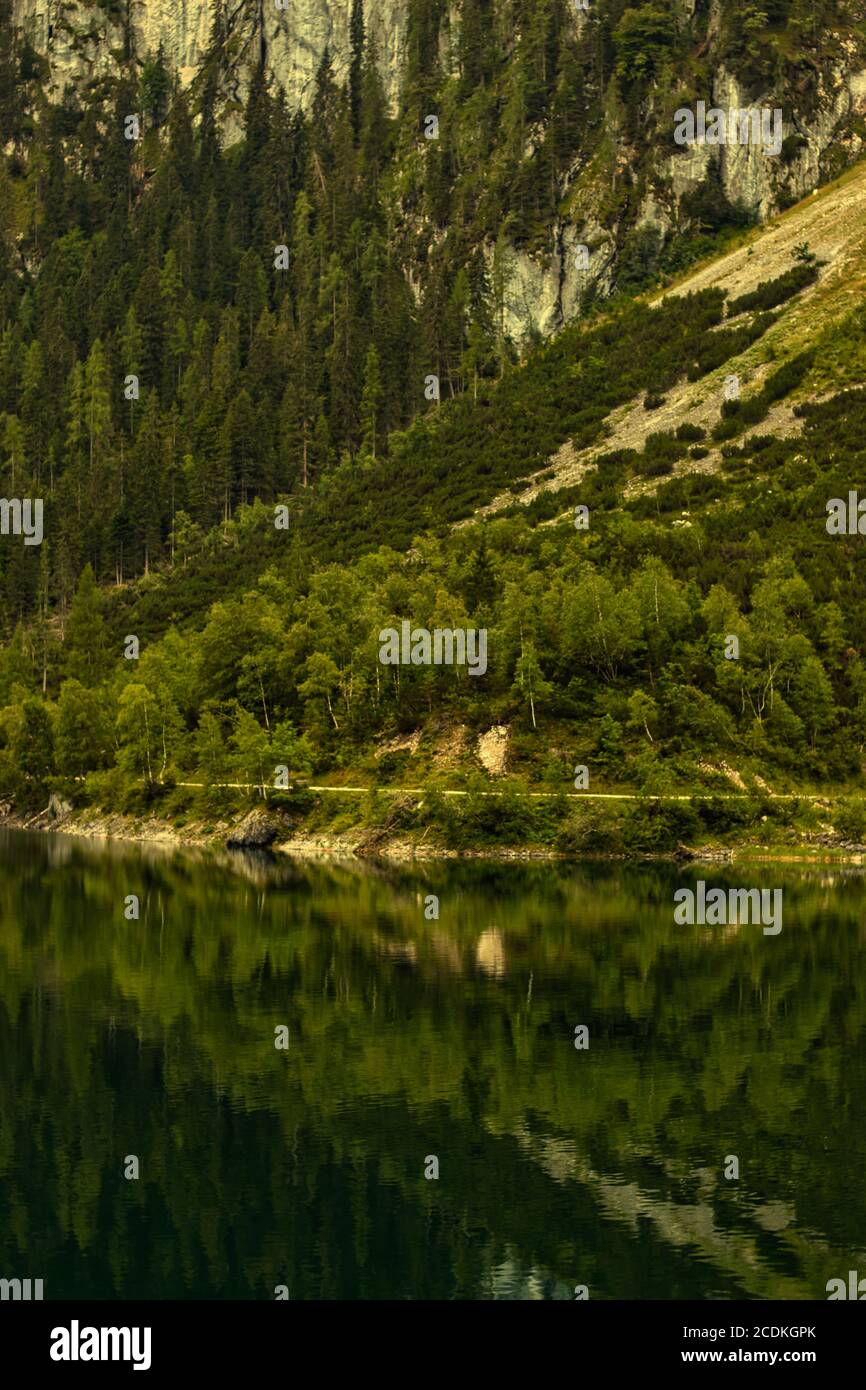 La montagne de Gosausee se reflète sur le réflexe du lac Banque D'Images