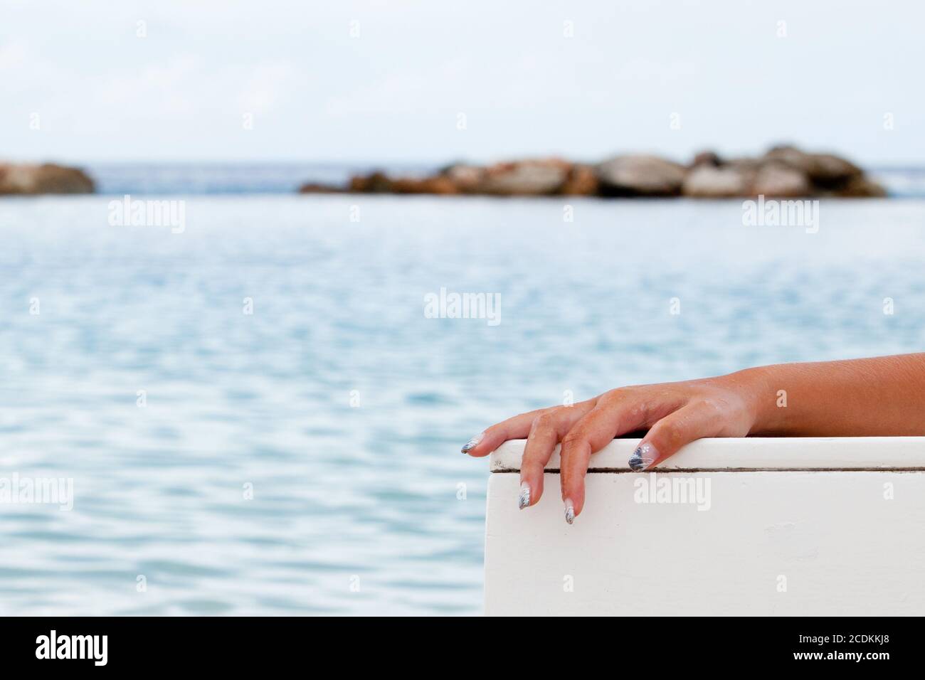 Main dans la mer Banque D'Images