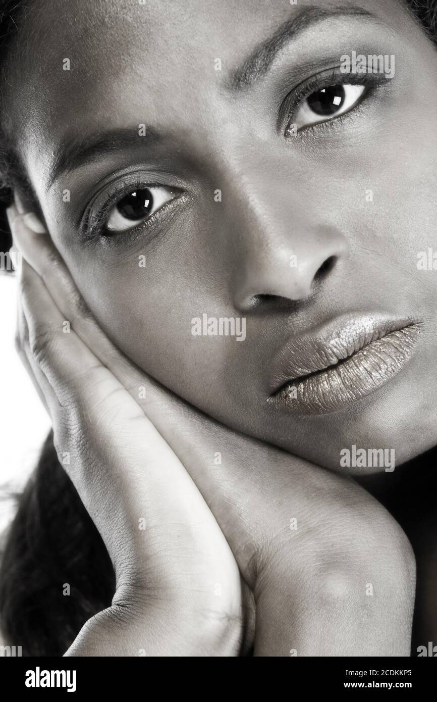 Modèle féminin sombre reposant sur les mains Banque D'Images