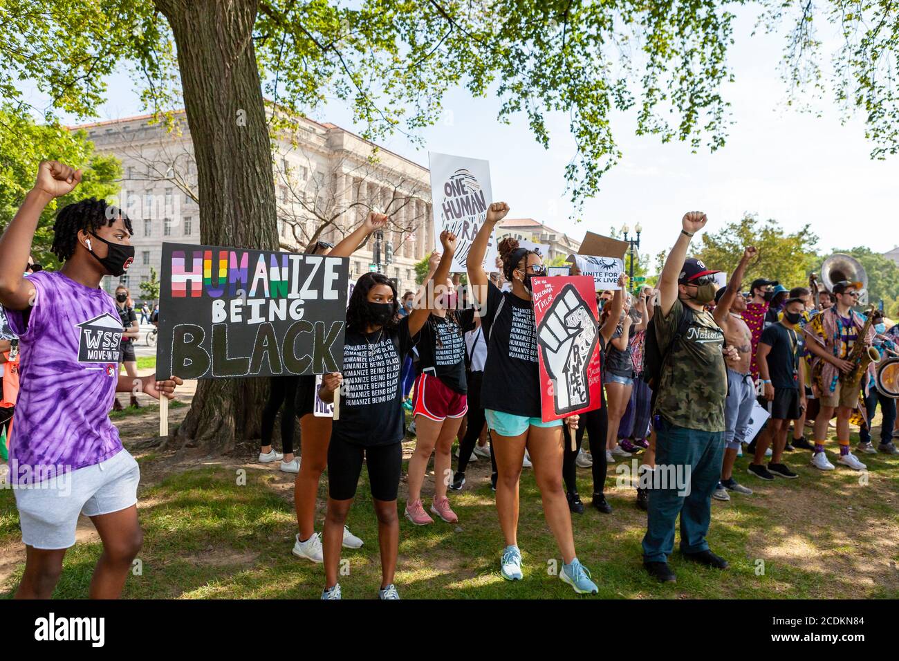 Washington, DC, Etats-Unis, 28 août 2020. Photo : des manifestants anti-racisme se tiennent sur le National Mall avec des poings levés et des panneaux soutenant Black Lives Matter, en route pour la marche sur Washington. Crédit : Allison C Bailey/Alamy crédit : Allison Bailey/Alamy Live News Banque D'Images