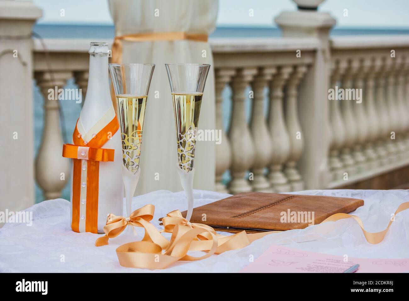 Verres à Champagne Mariage Mariage en plein air. Verres de champagne pour un mariage. Banque D'Images