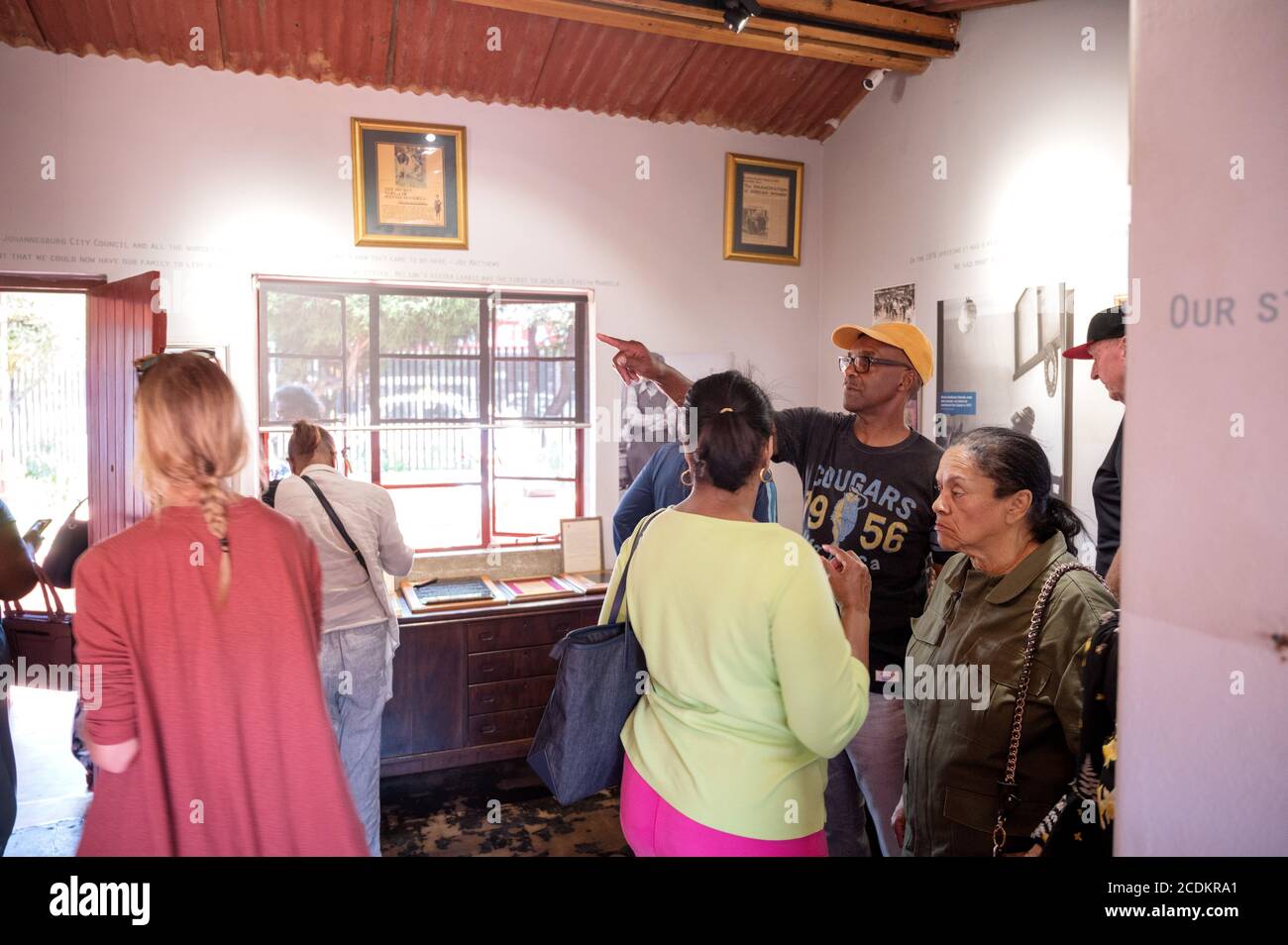 Touristes dans la maison de Nelson Mandela sur la rue Vilakazi à Soweto. Johannesburg, Afrique du Sud. Banque D'Images