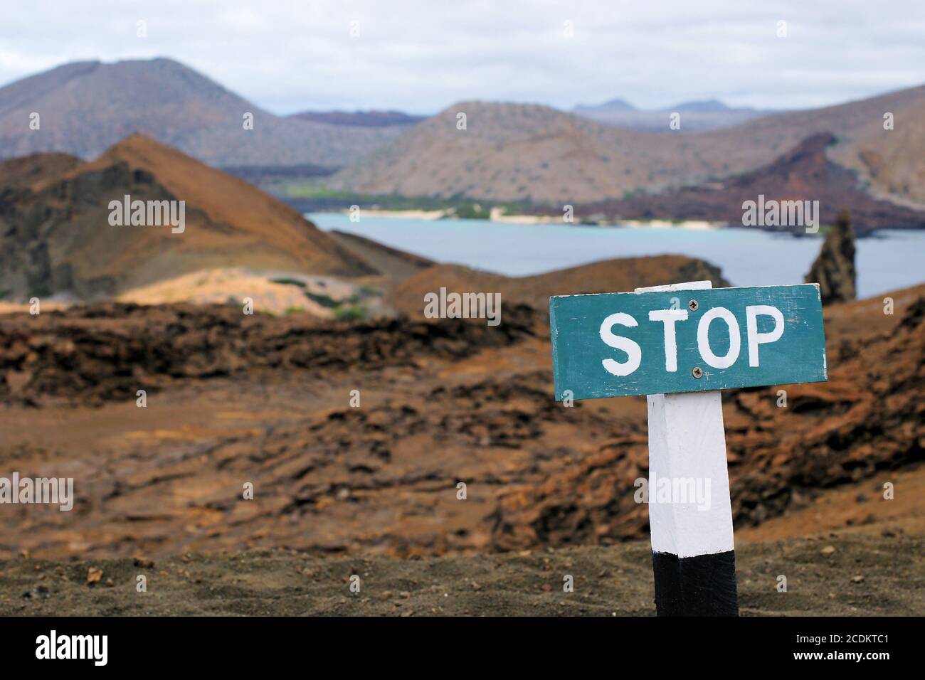 Pinnacle-rock, Bartolomé, Galapagos avec panneau d'arrêt Banque D'Images