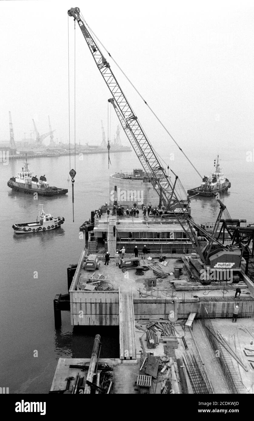 Nuttals installant de nouveaux caissons dans le port de Portsmouth dans le cadre d'un nouveau projet de terminal de traversier. 05 mars 1992. Photo: Neil Turner Banque D'Images