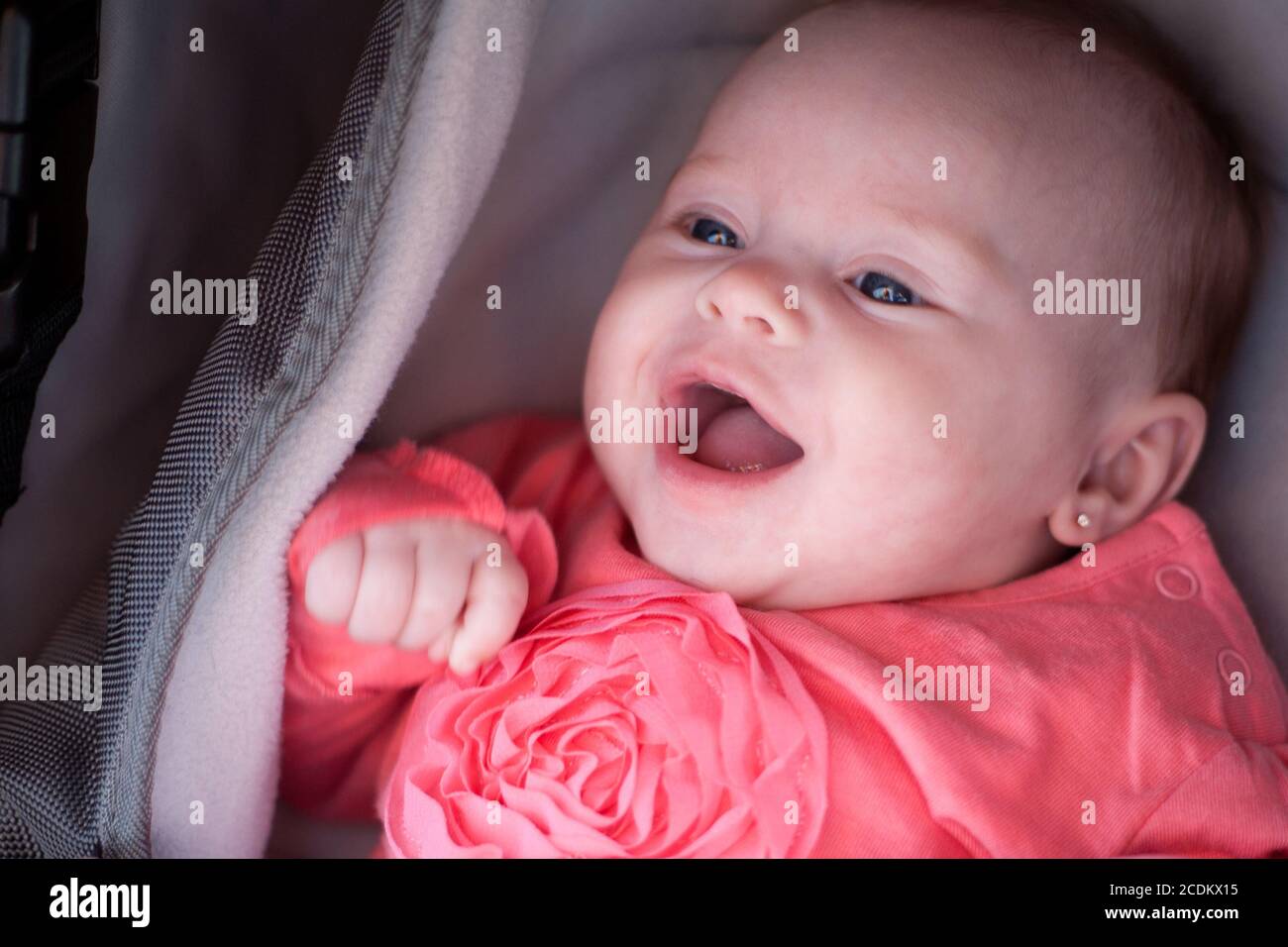 Bébé souriant dans le pram Banque D'Images