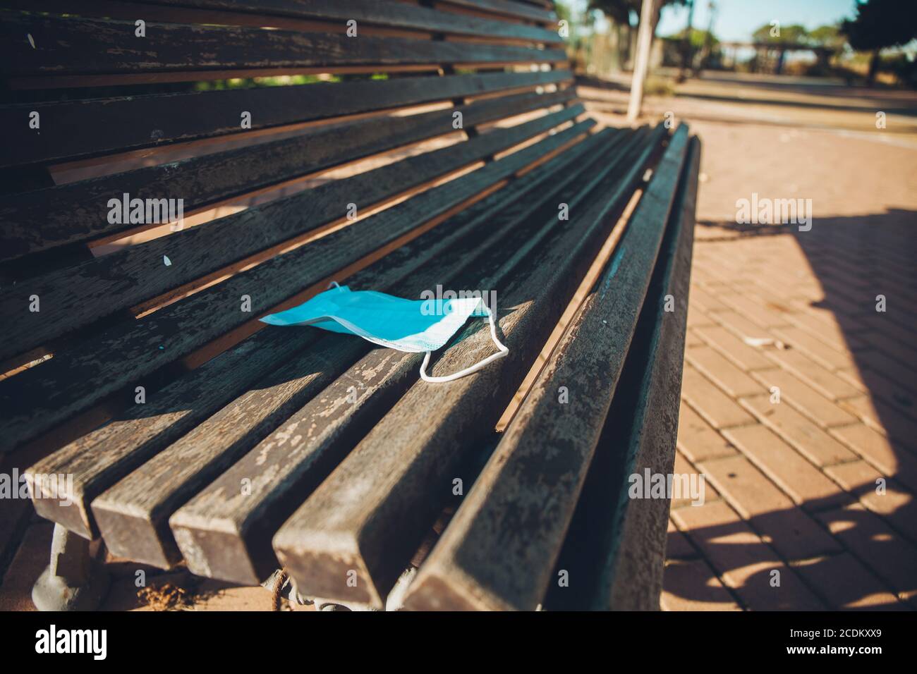 Masque médical dans la rue. Banque D'Images