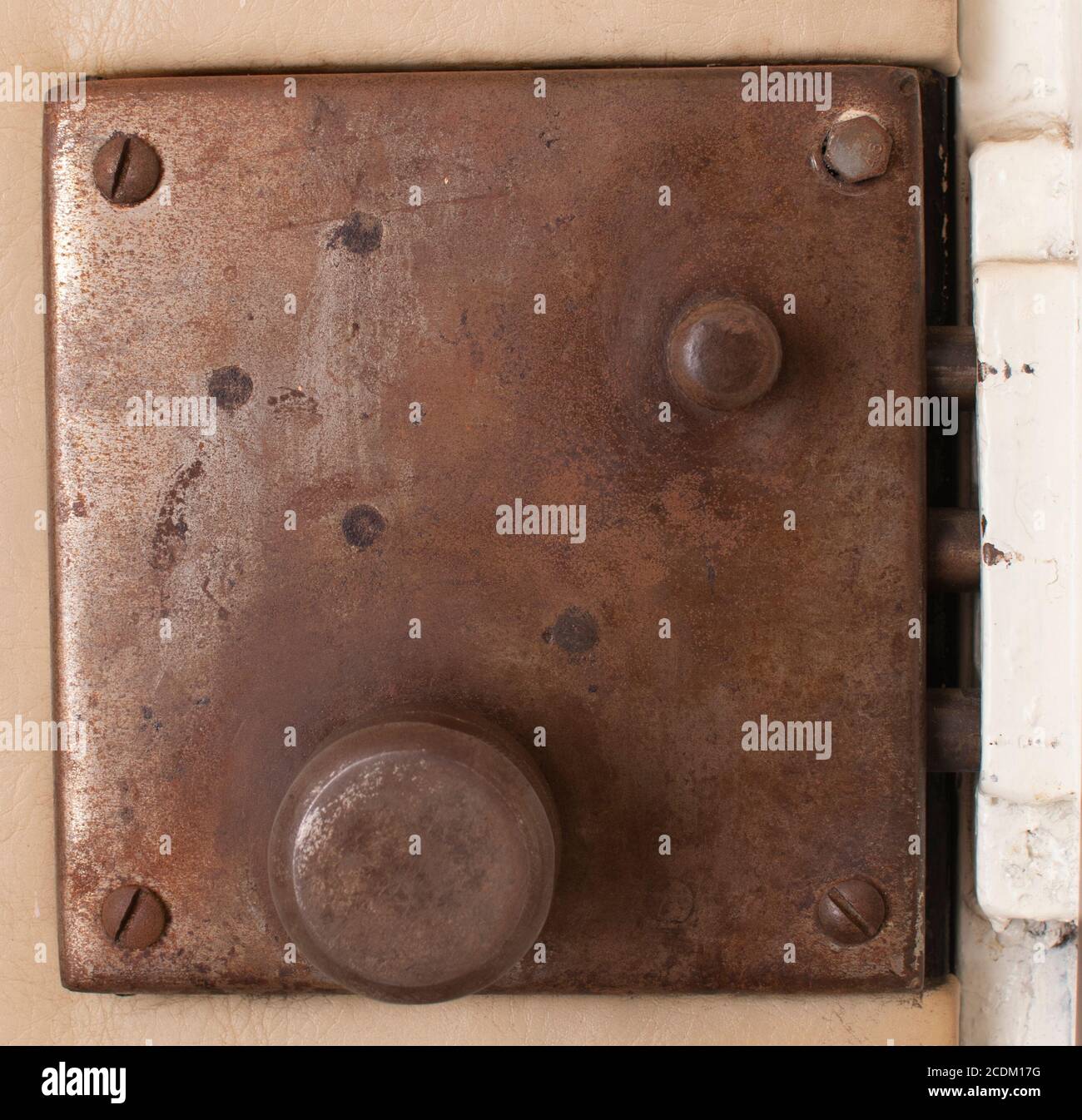 Ancienne serrure de porte en métal rouillé Banque D'Images