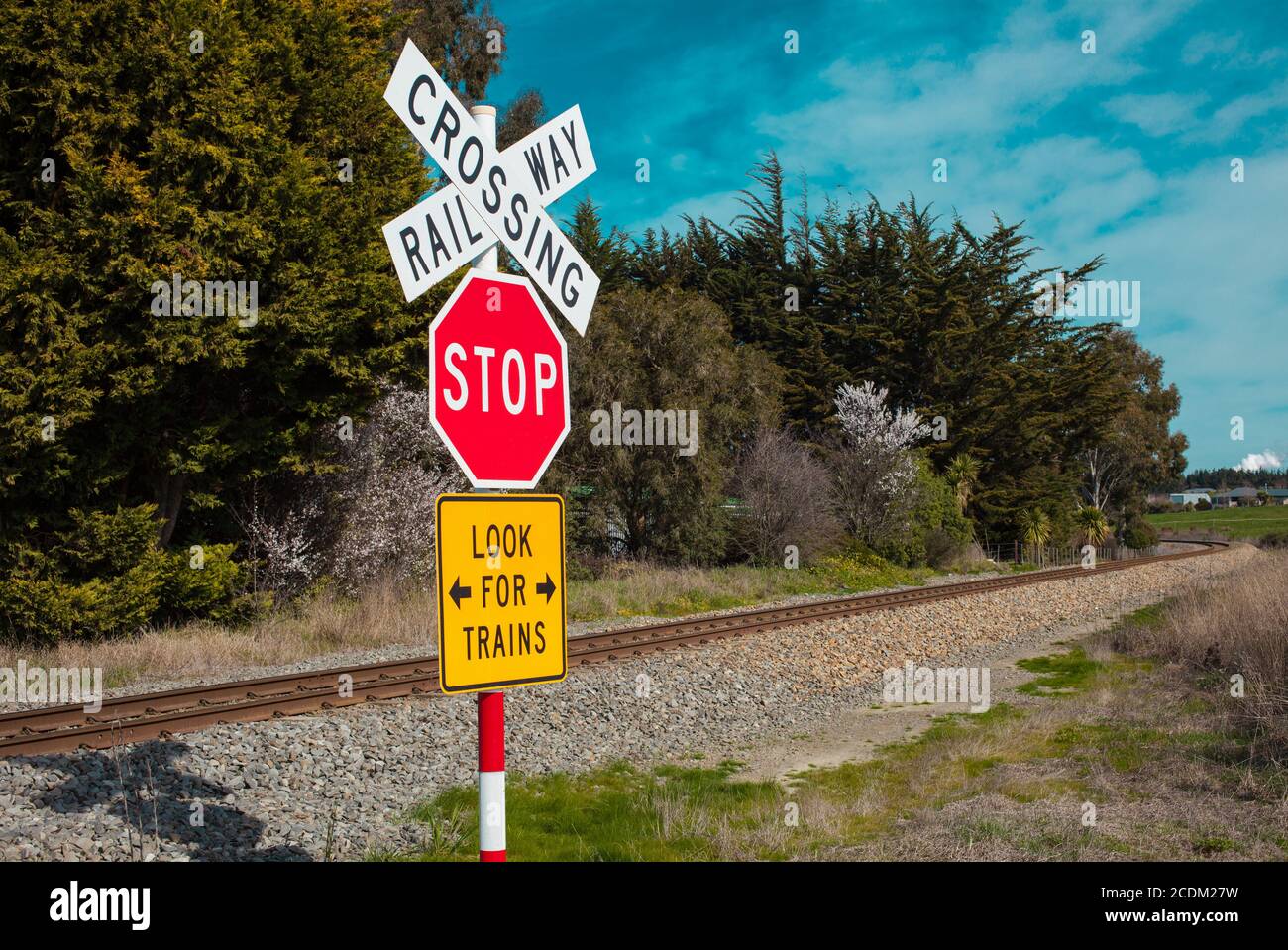 Campagne néo-zélandaise, scènes iconiques emblématiques: Passage de chemin de fer incontrôlé: Taches noires d'accident. Banque D'Images