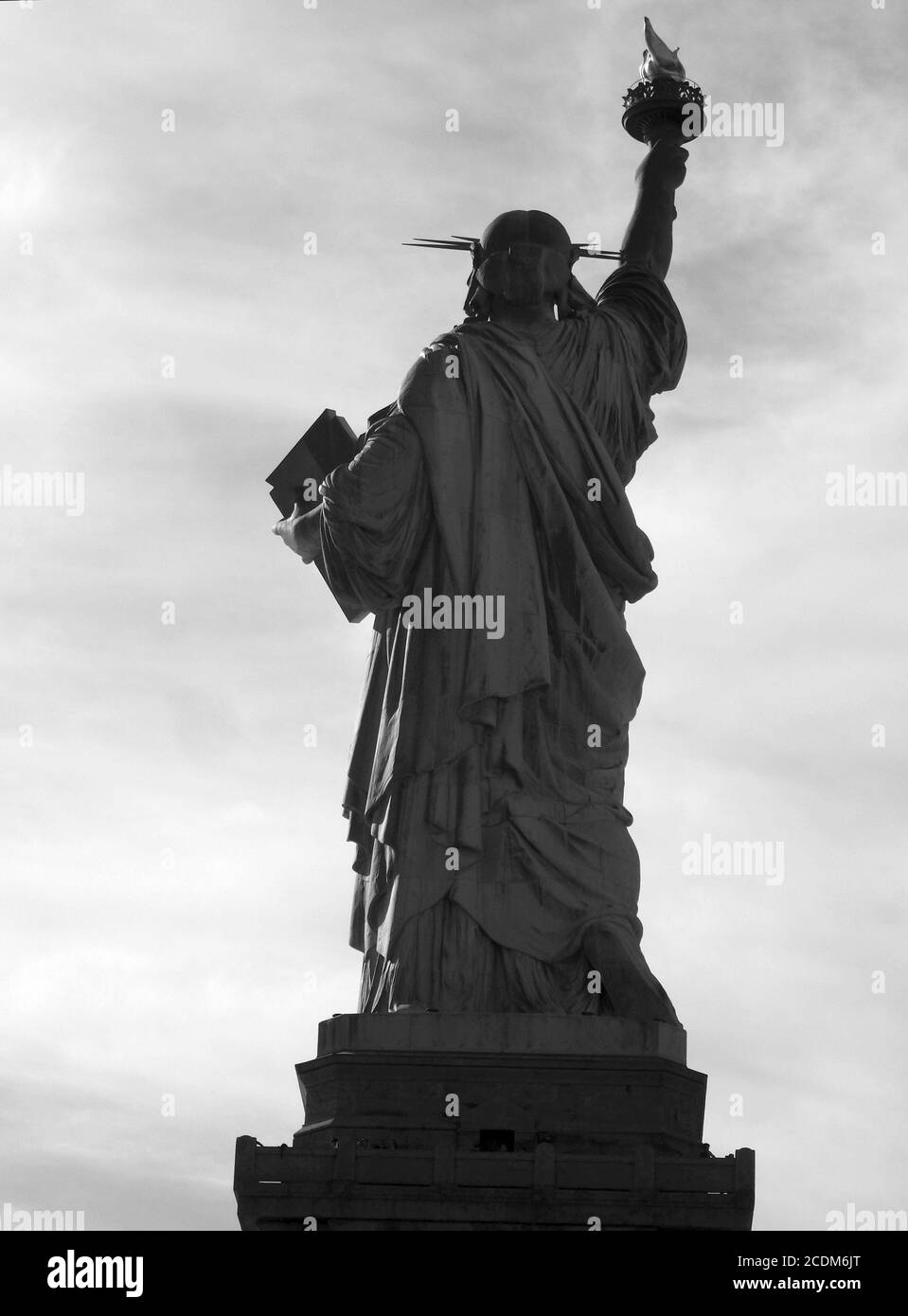 Derrière le monument national de la Statue de la liberté, image en noir et blanc, Liberty Island dans le port de New York, New York City, États-Unis Banque D'Images