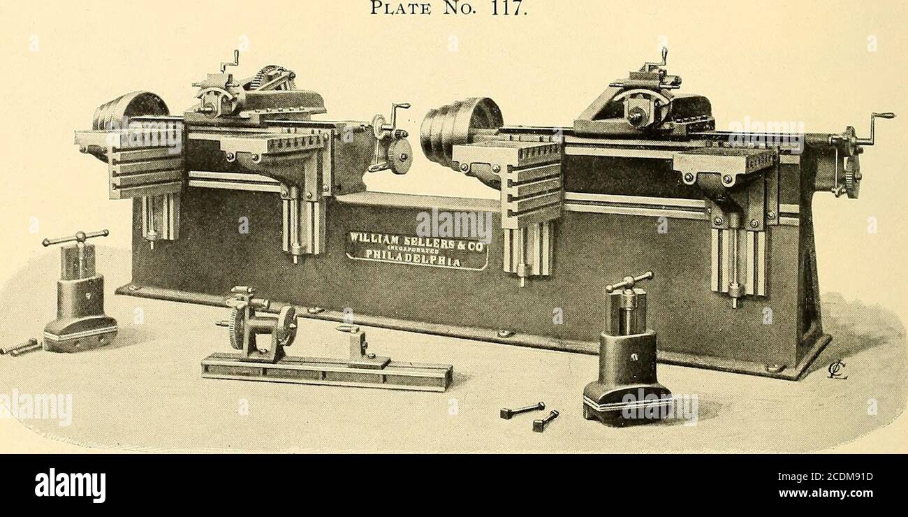 . Catalogue illustré et description générale des machines-outils améliorées pour le travail du métal . 16 MACHINE DE FAÇONNAGE. Course réglable de o à 16, avec mouvement Whitworth, offrant une vitesse de coupe uniforme et un retour rapide. Barre de mise en forme réglable 25 en plus de lacourse. Lit 6 pi. 5 de long. Mouvement de la selle sur le lit, 66. Les tables sont réglables horizontalement. Distance extrême entre les bords extérieurs des tables,77. Plus grande distance entre la table et la barre de mise en forme, 16^2. Porte-à-faux des tableaux, 23. Avance verticale de l'outil, 6^2. Mouvements pour travaux droits, courbes, verticaux et angulaires. Disque de perçage rotatif Banque D'Images