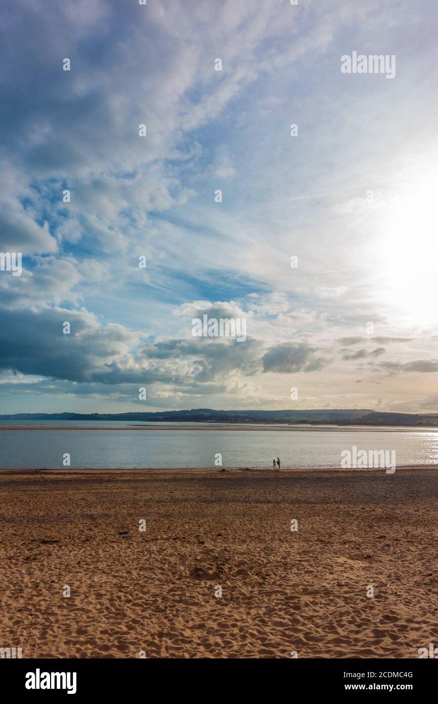 Le soleil se couche à Exmouth Beach dans South Devon, Royaume-Uni. Banque D'Images