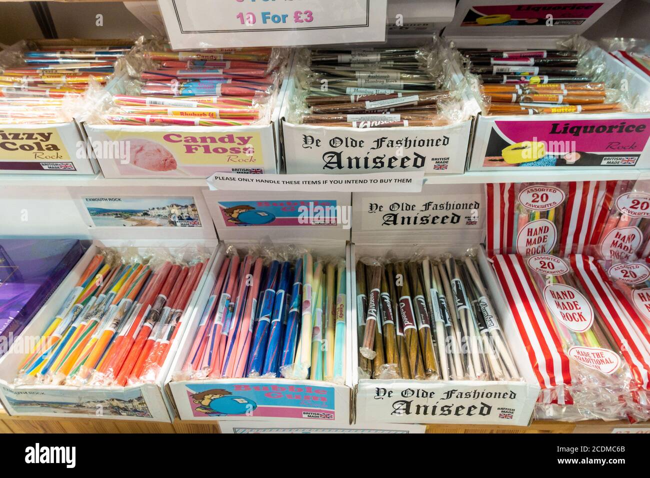 Boîtes contenant des bâtons de roche colorés, un type de bonbons sucrées souvent achetés comme un souvenir comestible pendant les vacances Banque D'Images