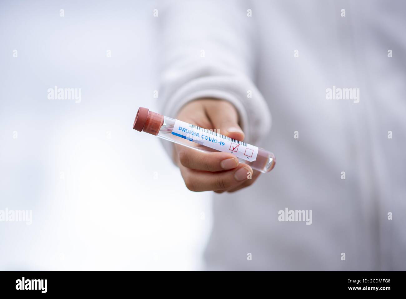 LES PERSONNES QUI PRENNENT LE TEST DU CORONAVIRUS. Prélèvement d'échantillons de sang Banque D'Images