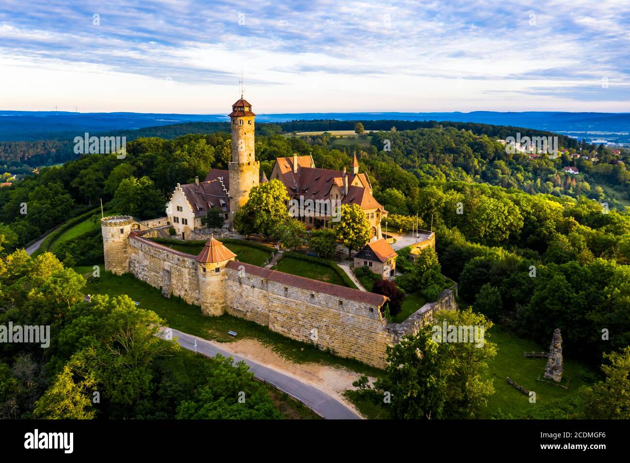 Photo de drone, Altenburg, château médiéval au sommet d'une colline, Bamberg, Steigerwaldhoehe, haute-Franconie, Franconie, Allemagne Banque D'Images