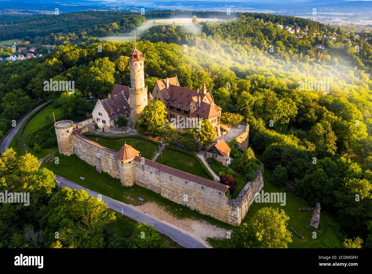Photo de drone, Altenburg, château médiéval au sommet d'une colline, Bamberg, Steigerwaldhoehe, haute-Franconie, Franconie, Allemagne Banque D'Images
