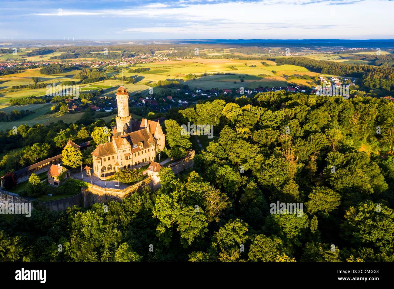 Photo de drone, Altenburg, château médiéval au sommet d'une colline, Bamberg, Steigerwaldhoehe, haute-Franconie, Franconie, Allemagne Banque D'Images