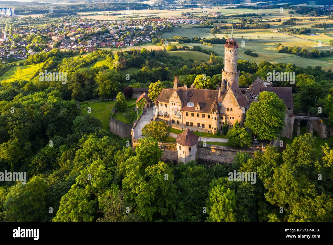 Photo de drone, Altenburg, château médiéval au sommet d'une colline, Bamberg, Steigerwaldhoehe, haute-Franconie, Franconie, Allemagne Banque D'Images