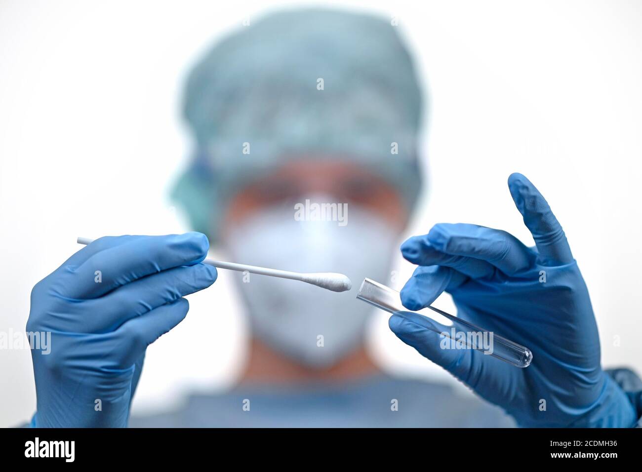 Personnel médical en RT-PCR, réaction en chaîne de la transcriptase inverse en temps réel par polymérase, test de corona, crise de corona, Baden-Wuerttemberg, Allemagne Banque D'Images