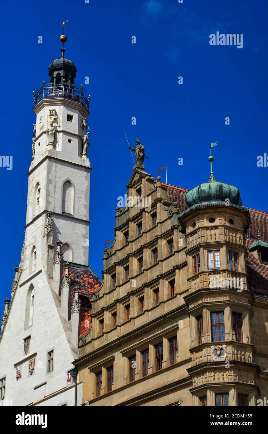 Façade Renaissance de l'hôtel de ville avec porche d'arcade baroque, derrière elle la partie gothique avec une tour de 60 mètres de haut, Rothenburg ob der Tauber Banque D'Images