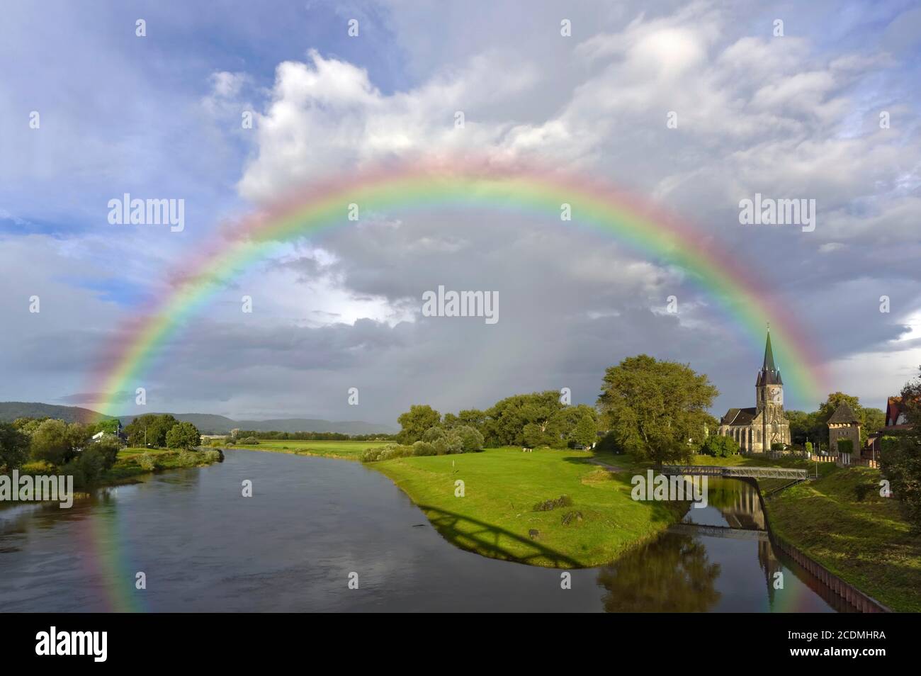 Arc-en-ciel sur le Weser avec église catholique et vieux port, Rinteln Allemagne Banque D'Images