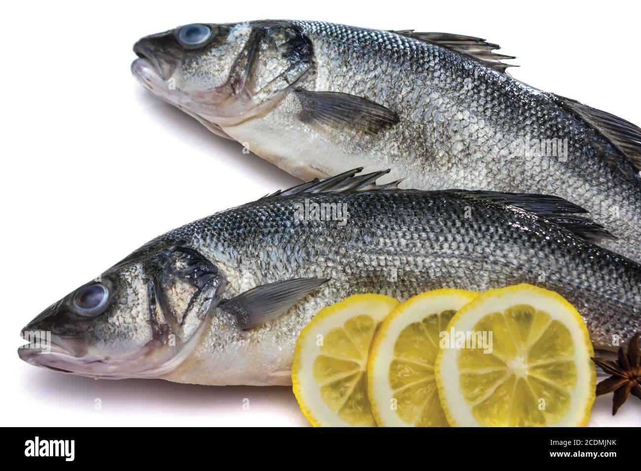 Poissons de mer avec le citron et l'anis étoilé sur fond blanc avec Banque D'Images