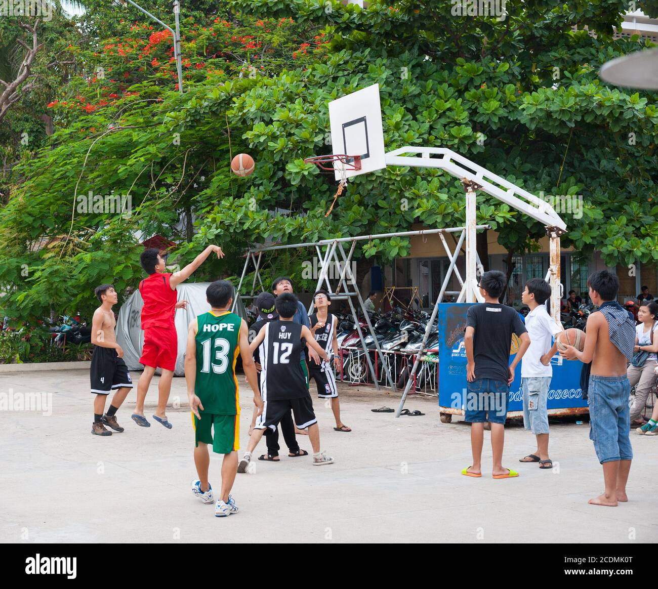 Garçons vietnamiens jouant au basket-ball Banque D'Images