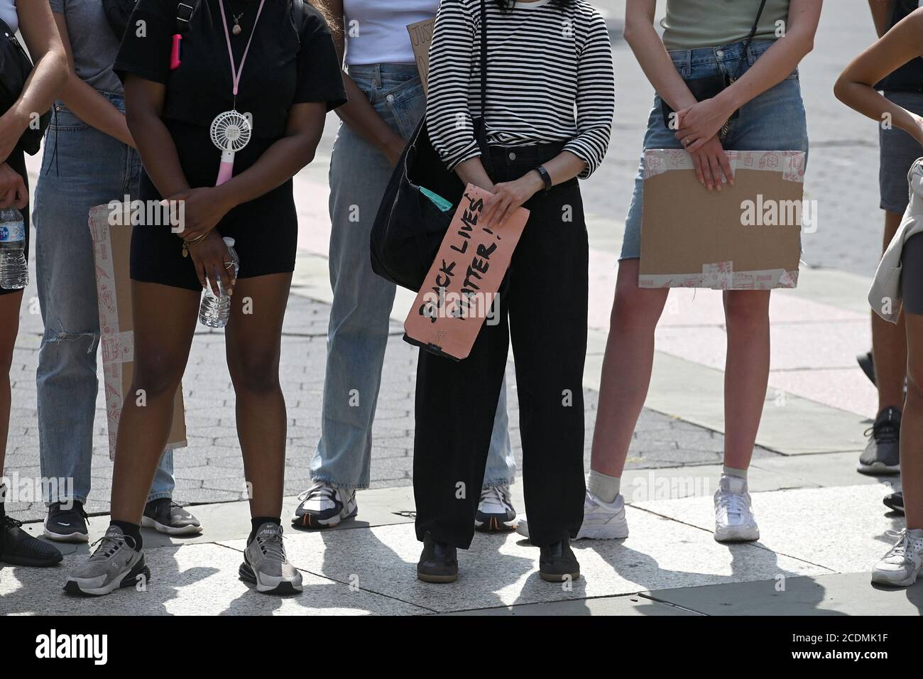 New York, États-Unis. 28 août 2020. Un groupe de jeunes adultes se tient à Foley Square pour participer à une « Marche de la jeunesse pour la justice raciale », en soutien aux Black Lives Matters à l'occasion du 57e anniversaire de Martin Luther King, Jr., de la Marche sur Washington et de son « J'ai un rêve », New York, NY, 28 août 2020. (Anthony Behar/Sipa USA) crédit: SIPA USA/Alay Live News Banque D'Images