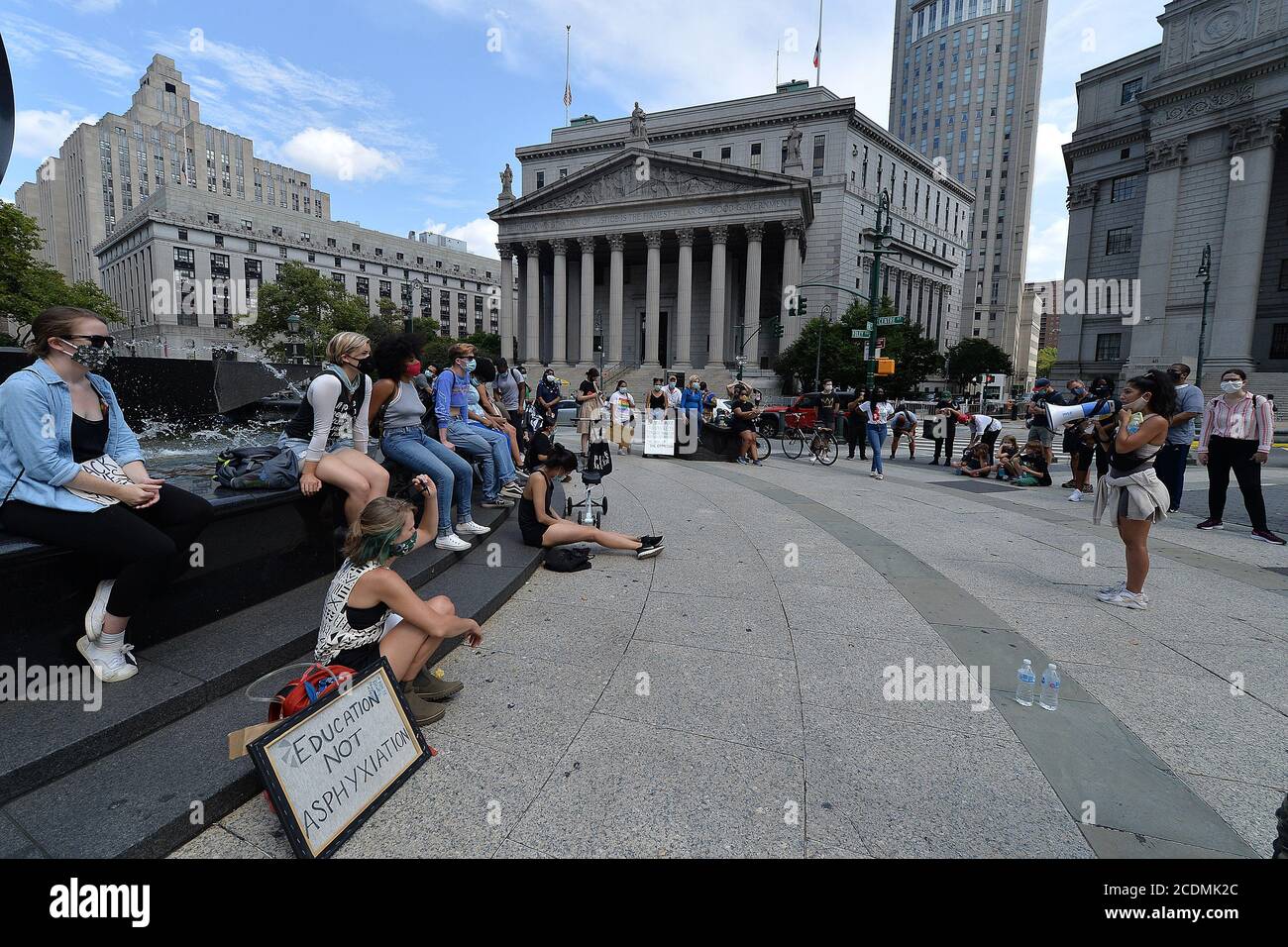 New York, États-Unis. 28 août 2020. Un groupe de jeunes adultes se tient à Foley Square pour participer à une « Marche de la jeunesse pour la justice raciale », en soutien aux Black Lives Matters à l'occasion du 57e anniversaire de Martin Luther King, Jr., de la Marche sur Washington et de son « J'ai un rêve », New York, NY, 28 août 2020. (Anthony Behar/Sipa USA) crédit: SIPA USA/Alay Live News Banque D'Images
