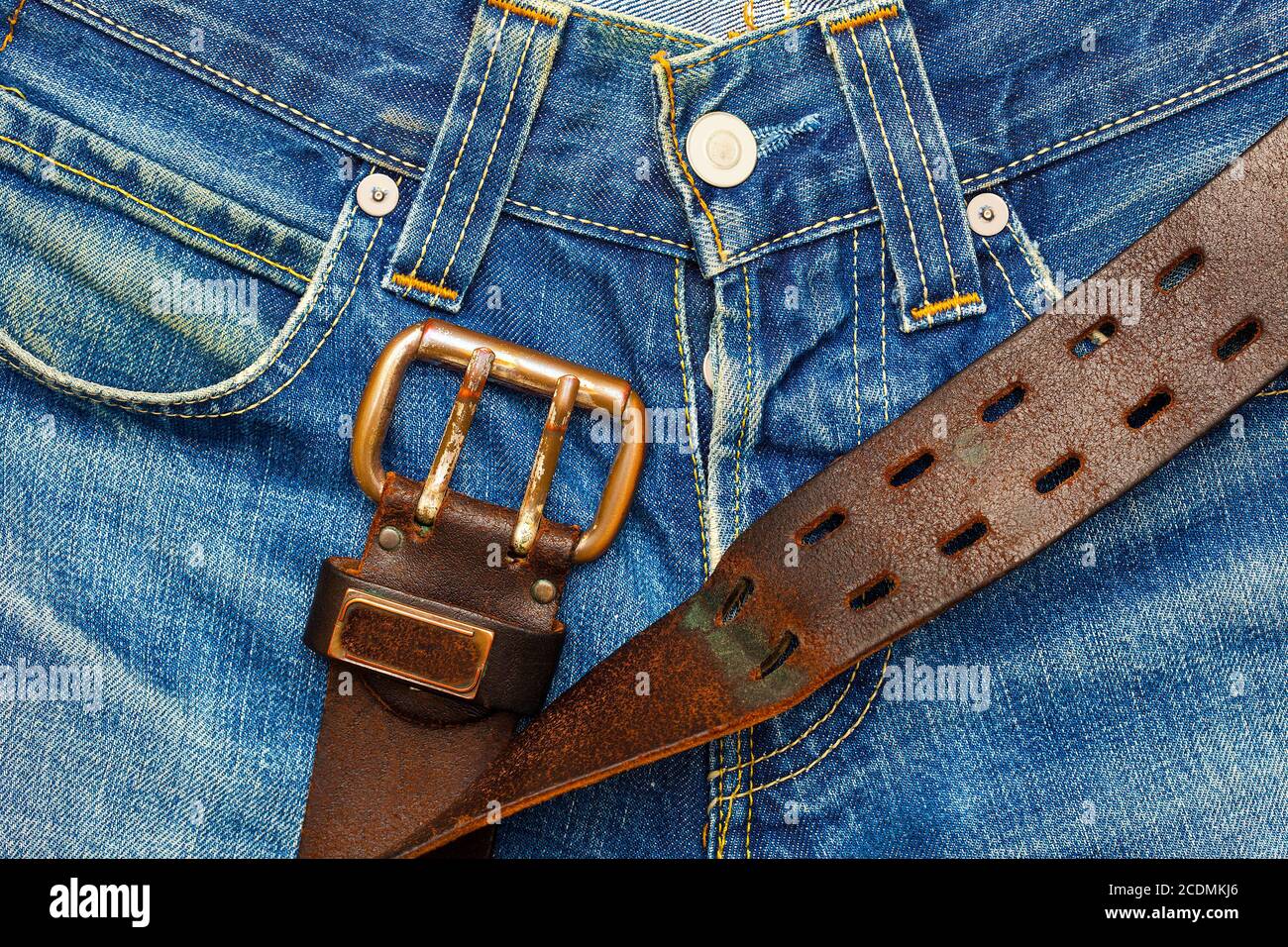 Ceinture en cuir vintage avec boucle en métal Banque D'Images